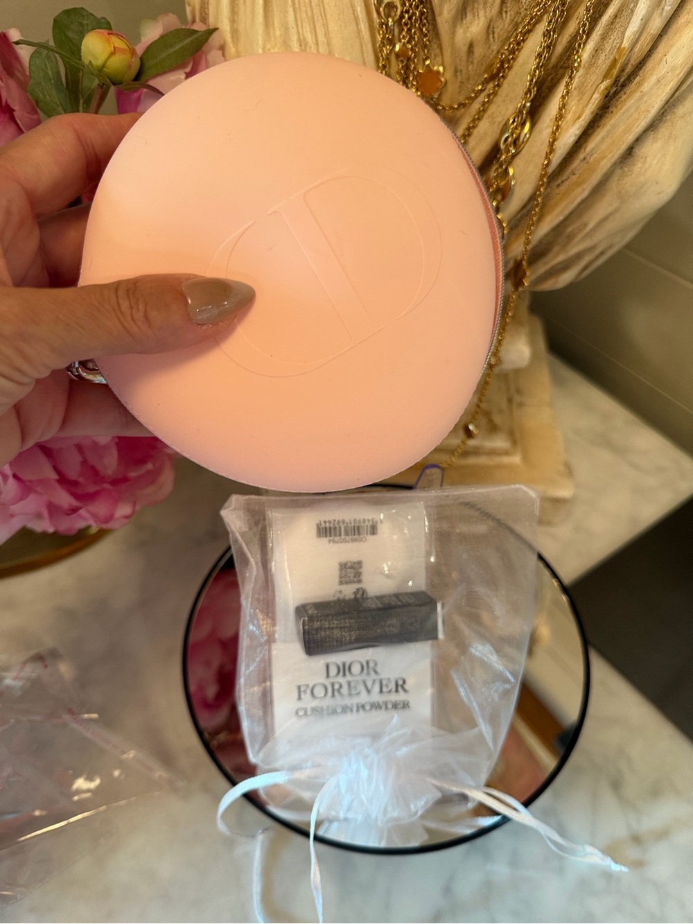 Dior Parfum Pink Round Luxury Silicon beauty case, Lippy, powder sponges, dusty - Picture 6 of 16